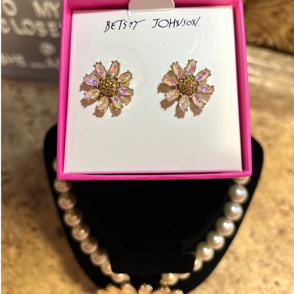 BETSEY JOHNSON RARE Large WHITE Petals Daisy & Pearls Necklace w/Earrings NWT - Picture 4 of 16